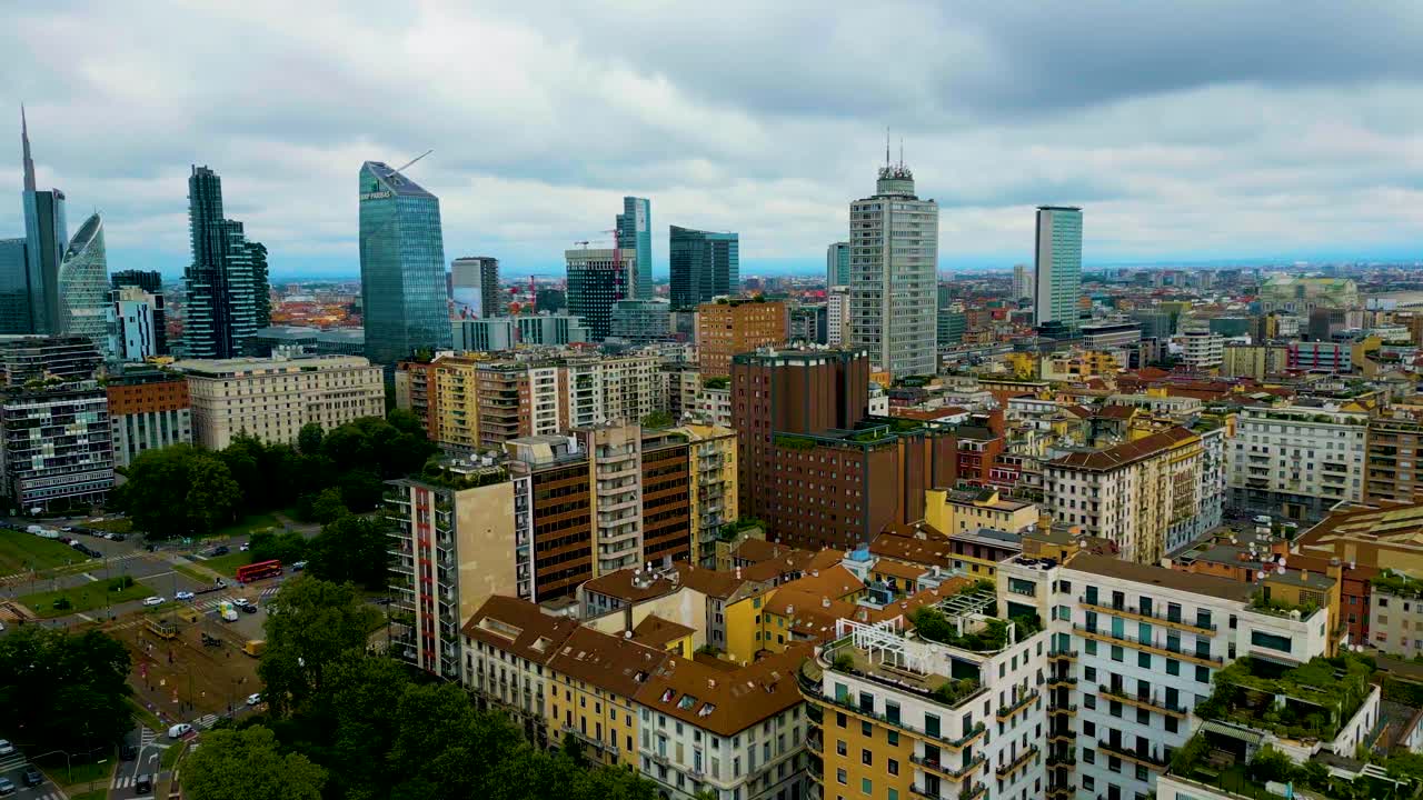 이탈리아 밀라노 시내의 고층 아파트 건물 지붕의 4k 항공 드론 비디오