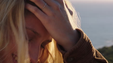 Porträt-Einer-Glücklichen-Frau,-Die-Lacht-Und-Spaß-Im-Sommerurlaub-Hat-Und-Den-Sonnenuntergang-Am-Meer-Mit-Windwehenden-Haaren-Genießt