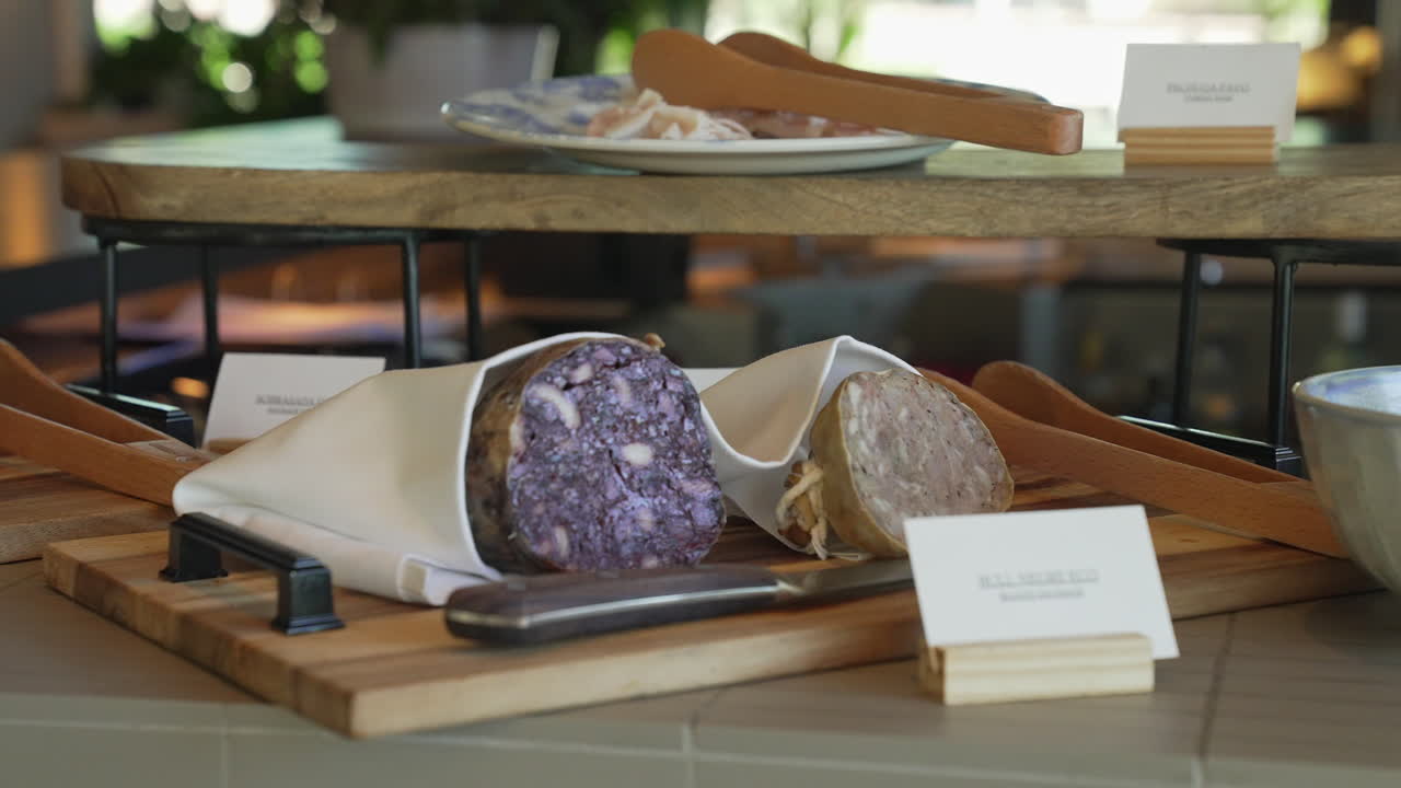 desayuno con una mesa llena de carnes sabrosas, quesos y golosinas saladas