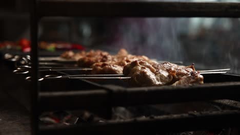 pinzas de carne a la parrilla en una parrilla de carbón