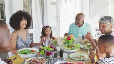 Video-Einer-Afroamerikanischen-Familie,-Die-Zeit-Miteinander-Verbringt-Und-Draußen-Zu-Abend-Isst