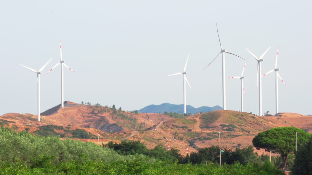 언덕 위의 들판과 초원에 풍력 터빈 건설, 청정 에너지 개념, 이탈리아 칼라브리아