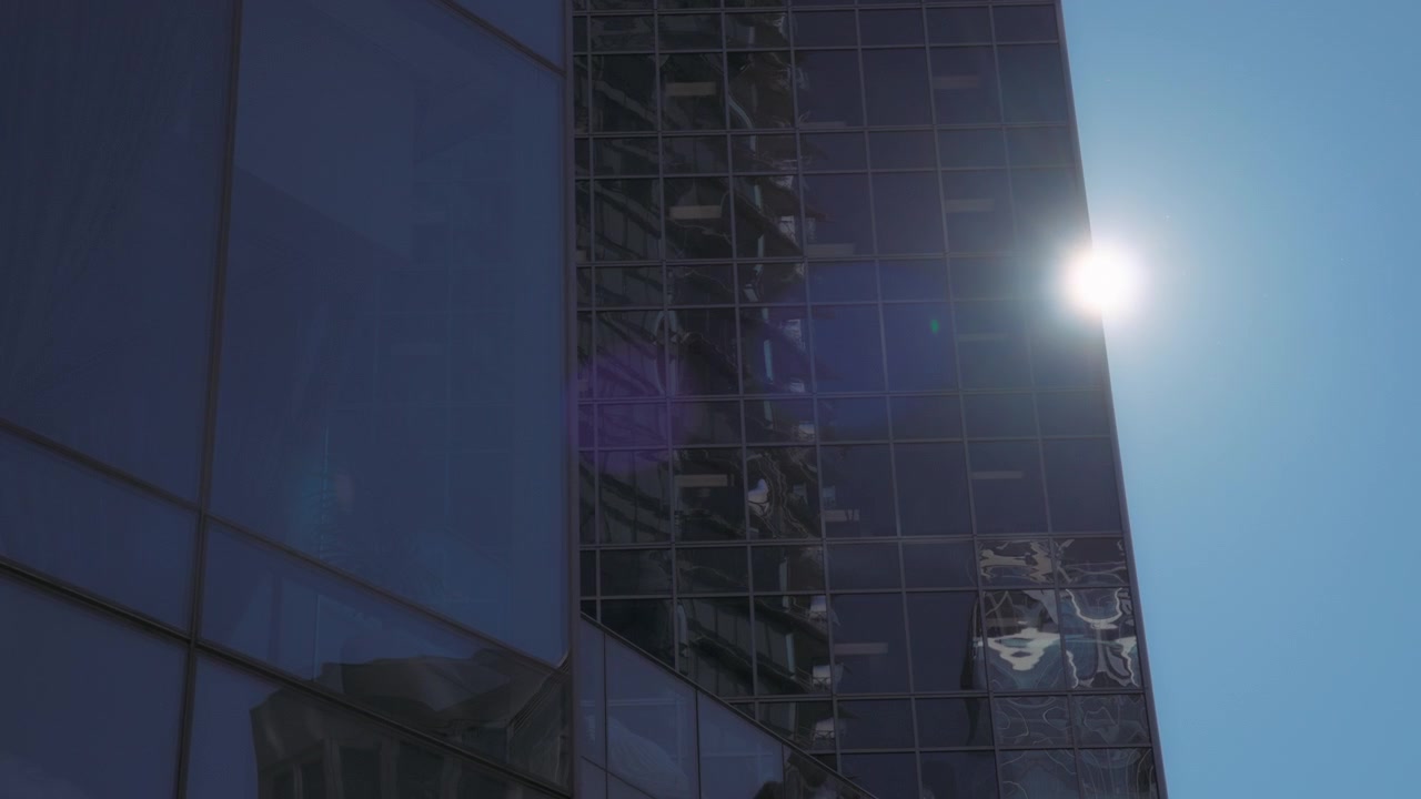 Sole dietro l'edificio alto
