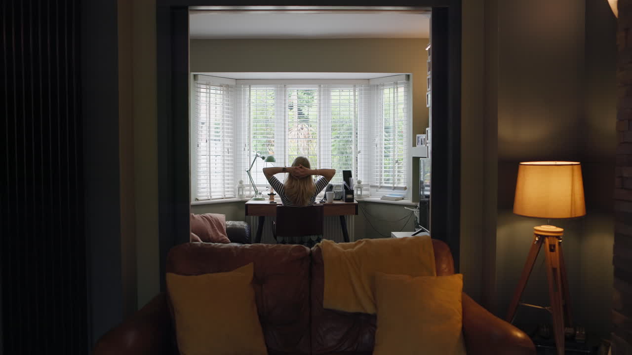 가정 사무실 에서 책상 에서 일 하는 여자