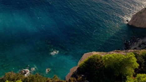 Una-Toma-Aérea-Cinematográfica-De-Un-Acantilado-En-La-Isla-De-Zakynthos-En-Grecia.