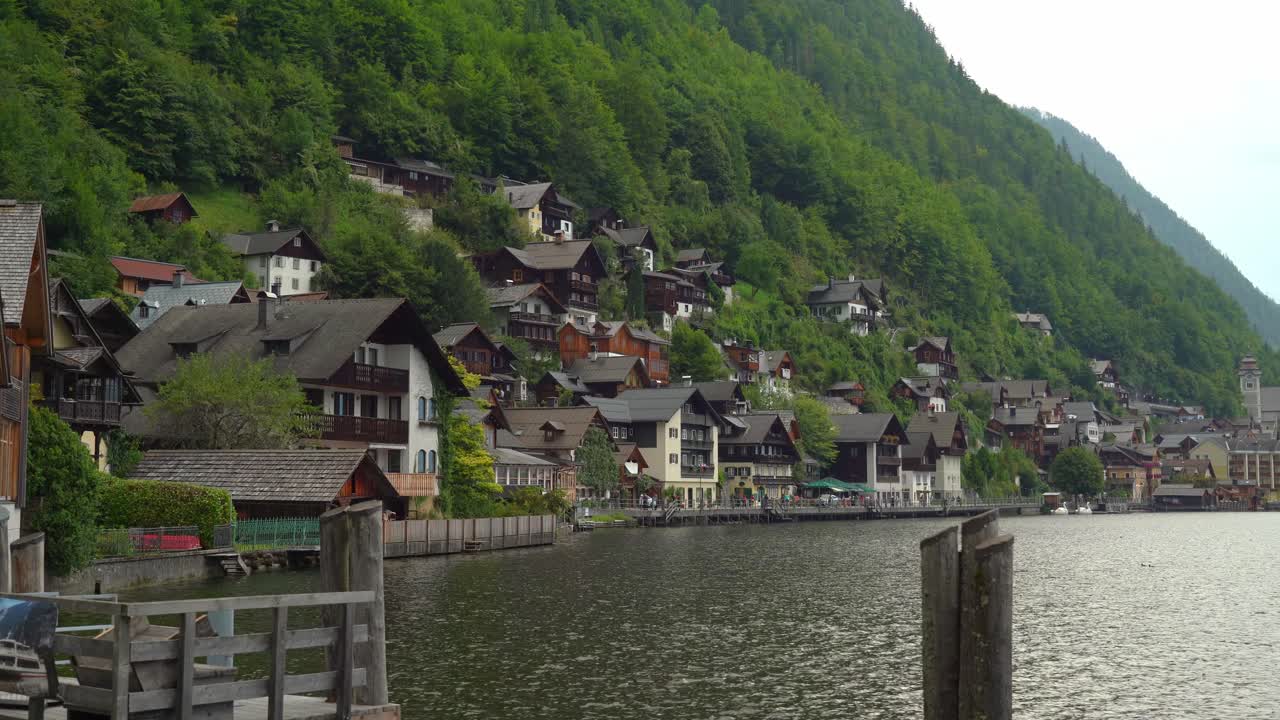 Những ngôi nhà Alpine và con hẻm từ thế kỷ 16 của Hallstatt là nơi có các quán cà phê và cửa hàng.