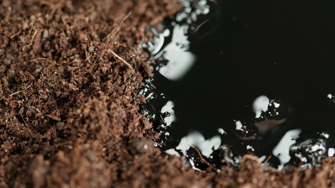 Sversamento di petrolio sul terreno