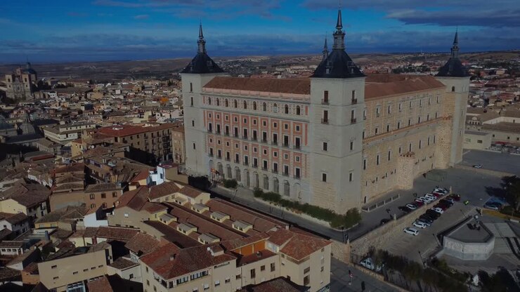 Drone che sorvola l'Alcázar di Toledo arroccato in cima alla città - Spagna