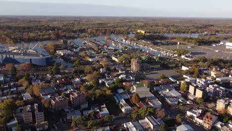 vista aérea de la aldea de tigre y el río en segundo plano durante la puesta de sol - vista panorámica