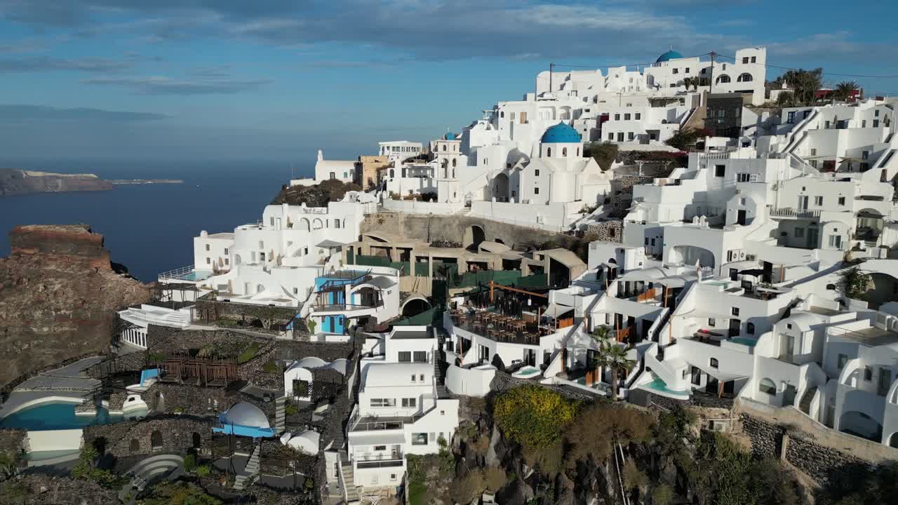 Flygbild av vitkalkad by på en klippa i Santorini, Grekland