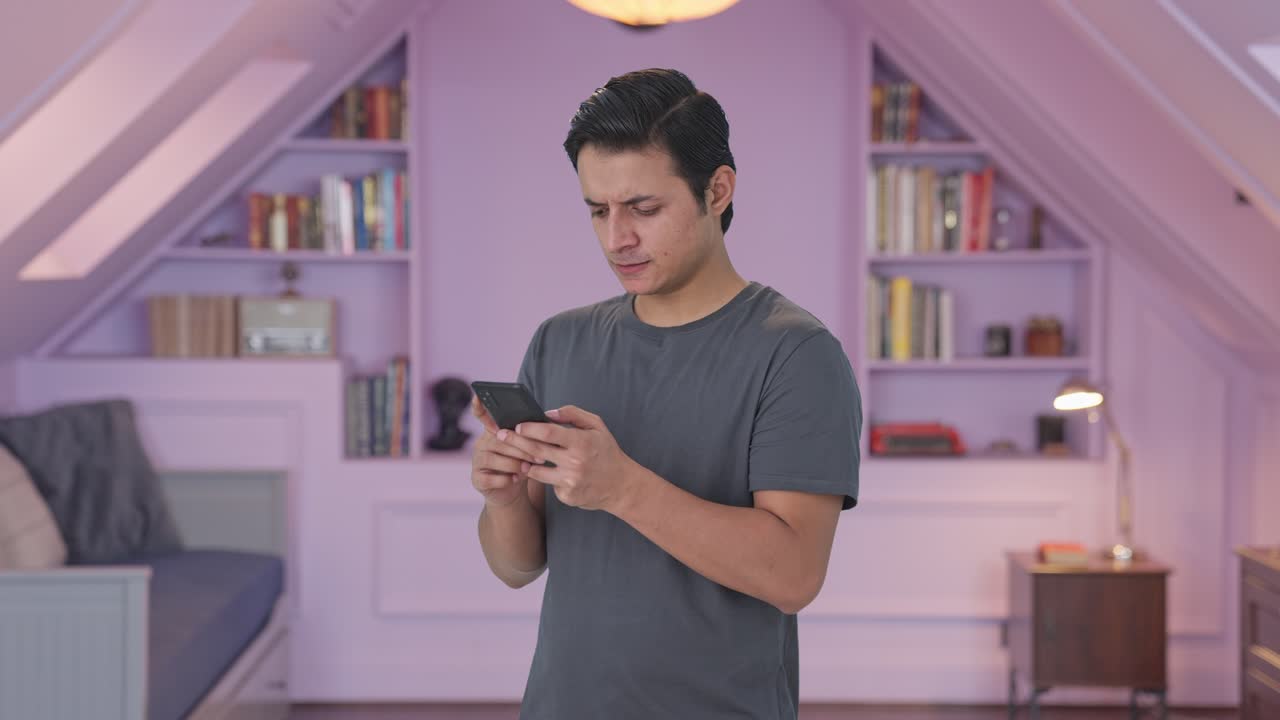 누군가 와 대화 하고 있는 좌절 된 인도인