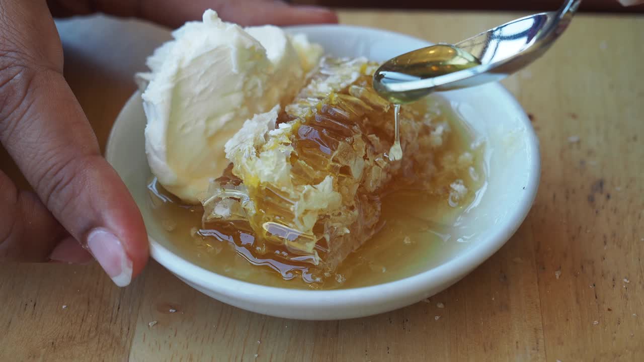 크림 치즈와 함께 벌