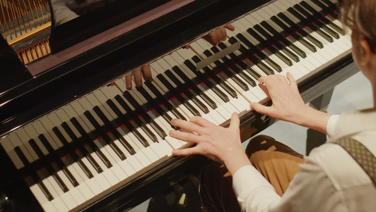 pianista tocando el piano