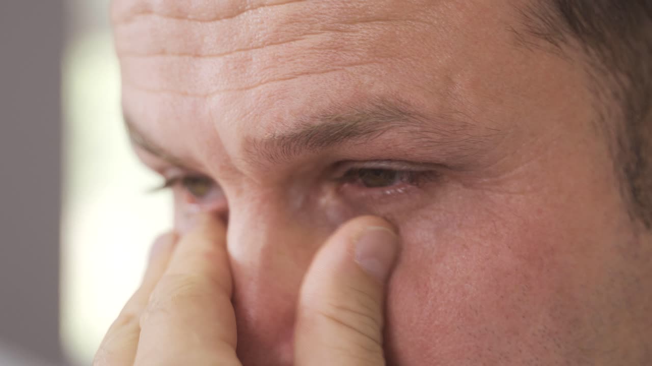 사려 깊고 슬픈 눈을 클로즈업으로