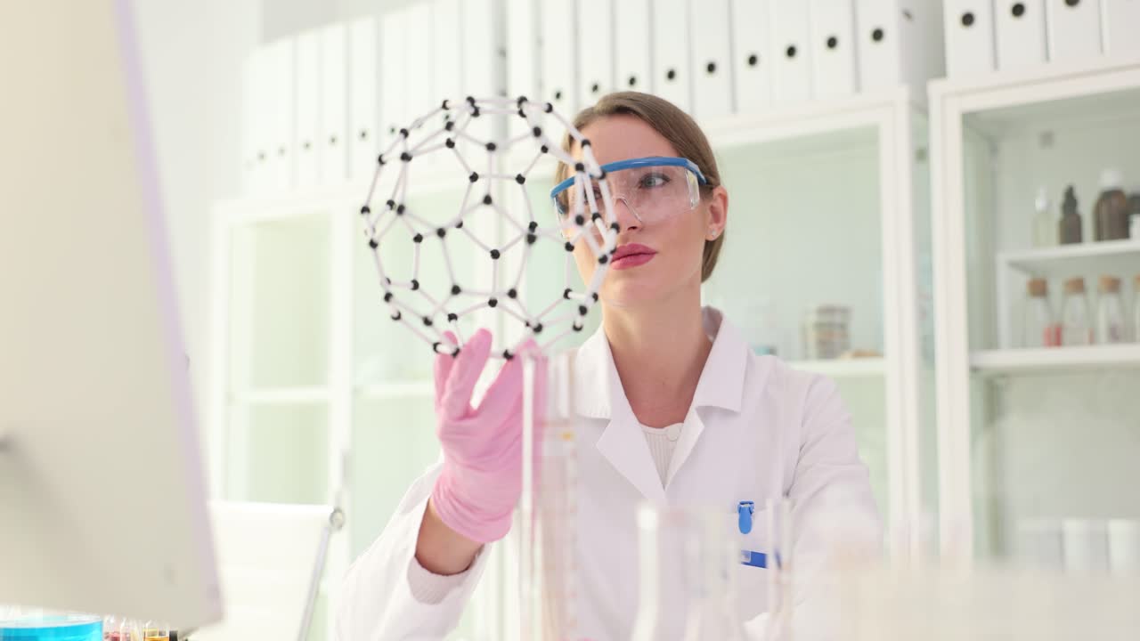 Ученый, работающий в лаборатории.