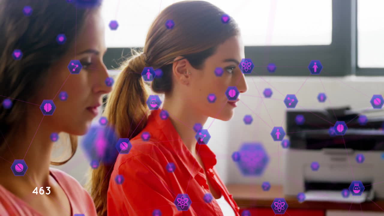 mujeres que trabajan en oficinas con conexiones de red y animación de procesamiento de datos