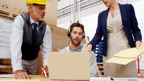 Manager-Zeigt-Auf-Einen-Laptop