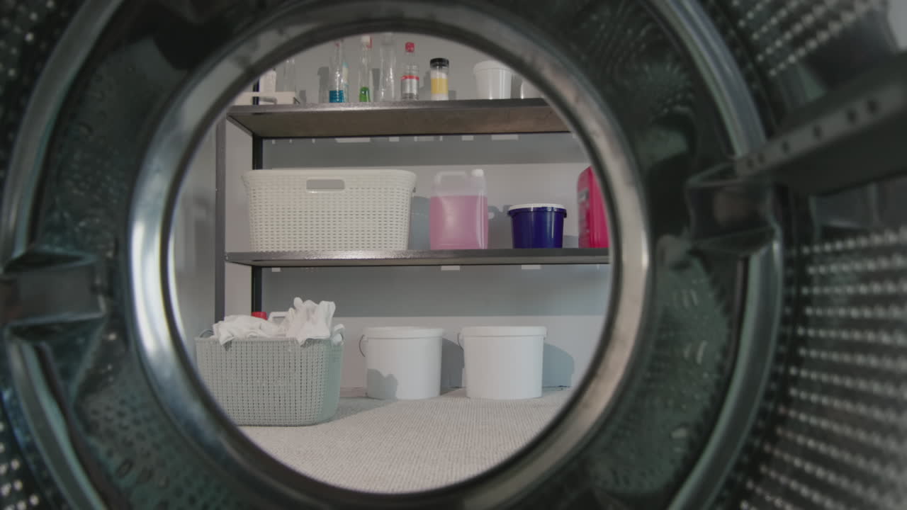 ropa de colores tirada en el suelo 1