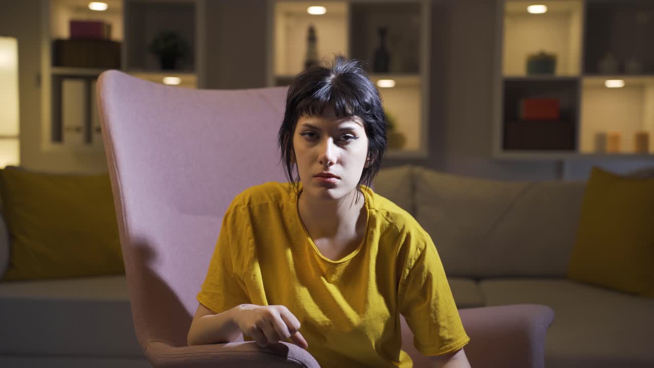 la joven mirando amenazadoramente a la cámara.