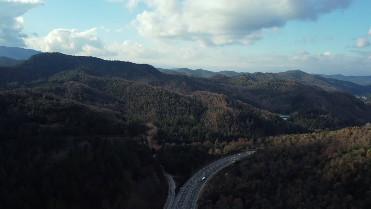 산악 고속도로 공중 사진