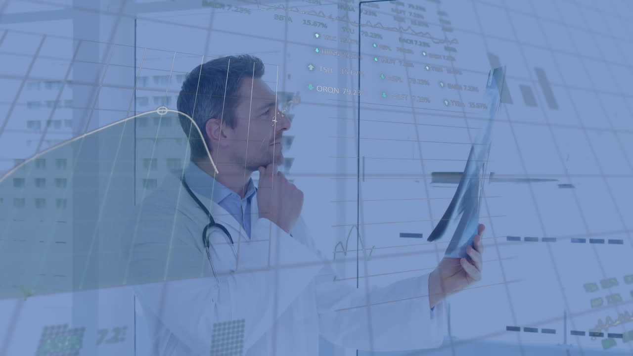 animación del procesamiento de datos sobre un médico caucásico de sexo masculino que comprueba radiografías