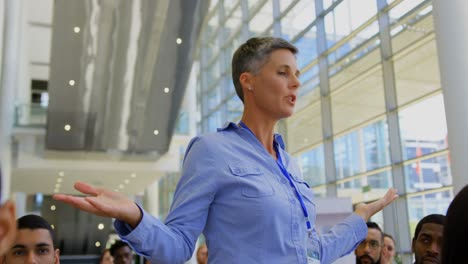 mujer de negocios interactuando con el orador en el seminario de negocios 4k