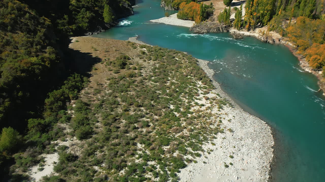 vista de pájaro volando sobre el hermoso río kawarau, queenstown, nueva zelanda