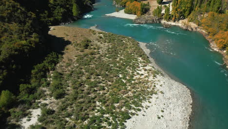 Bird's-eye-view-flying-over-beautiful-Kawarau-River,-Queenstown,-New-Zealand