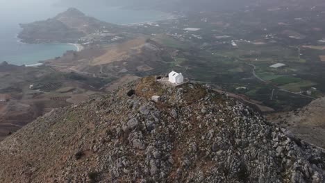 vista panorámica de la cima de la montaña: panorámica lenta - punto de vista épico de 360 grados