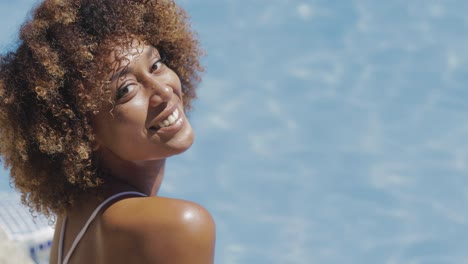 hermosa modelo posando en la piscina