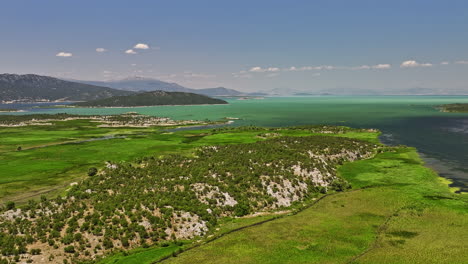 La-Provincia-De-Konya-Turquía-Aérea-V6-Sobrevuelo-Yeşildağ-Capturando-El-Paisaje-Natural-Del-Hundimiento-Tectónico-Lago-Beyşehir-Rodeado-De-Paisaje-Montañoso-En-Anatolia-Central---Filmado-Con-Cine-Mavic-3---Julio-De-2022