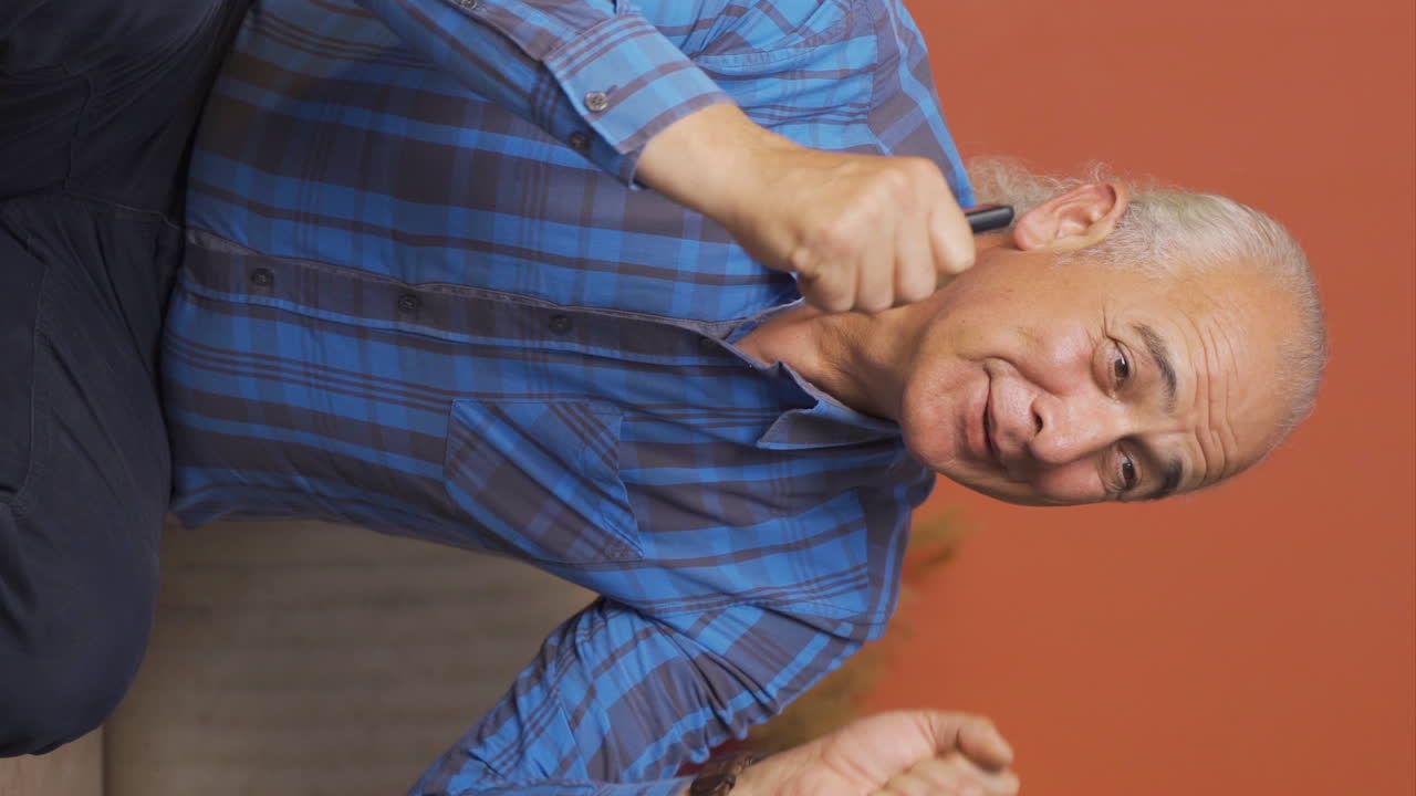 텔레비전을 보는  ⁇ 은이의 수직 비디오가 기 ⁇ 합니다.