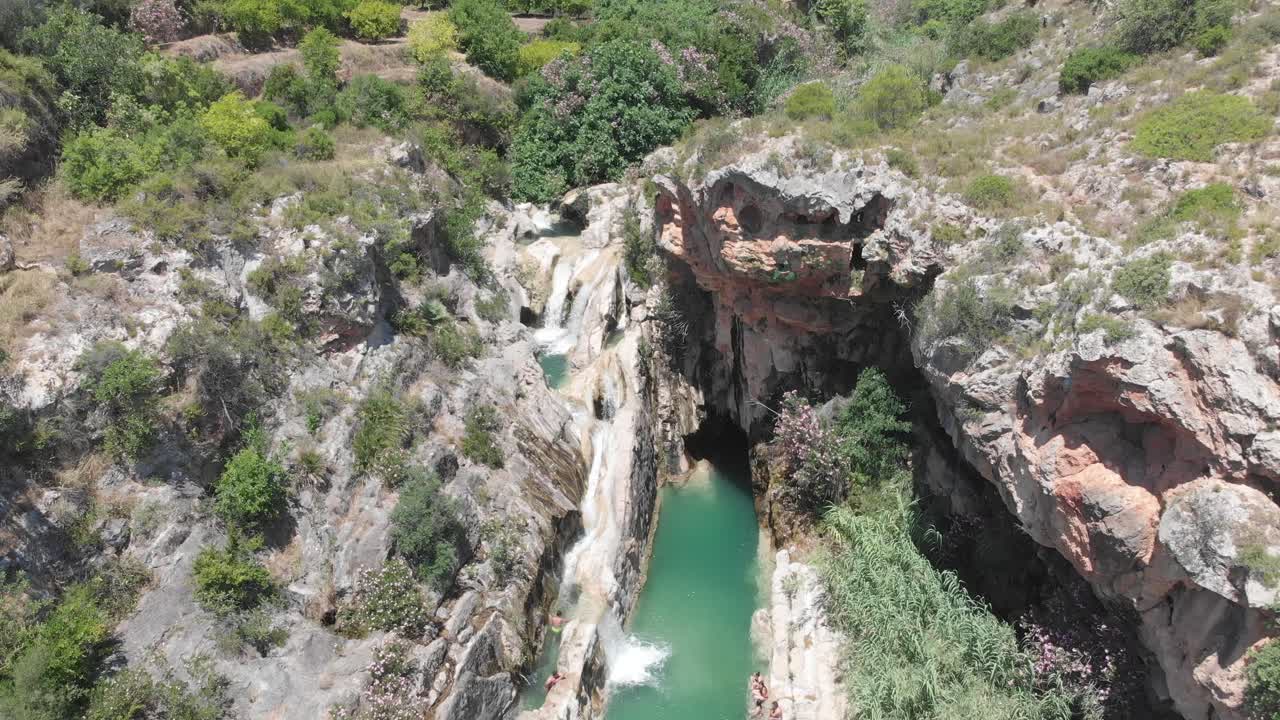 diversión de verano en el agua fresca del canal de navarres y cascadas