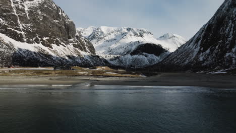 Ersfjord-Strand-Mit-Schneebedeckten-Bergen-Im-Hintergrund-Auf-Der-Insel-Senja,-Norwegen---Luftrückzug