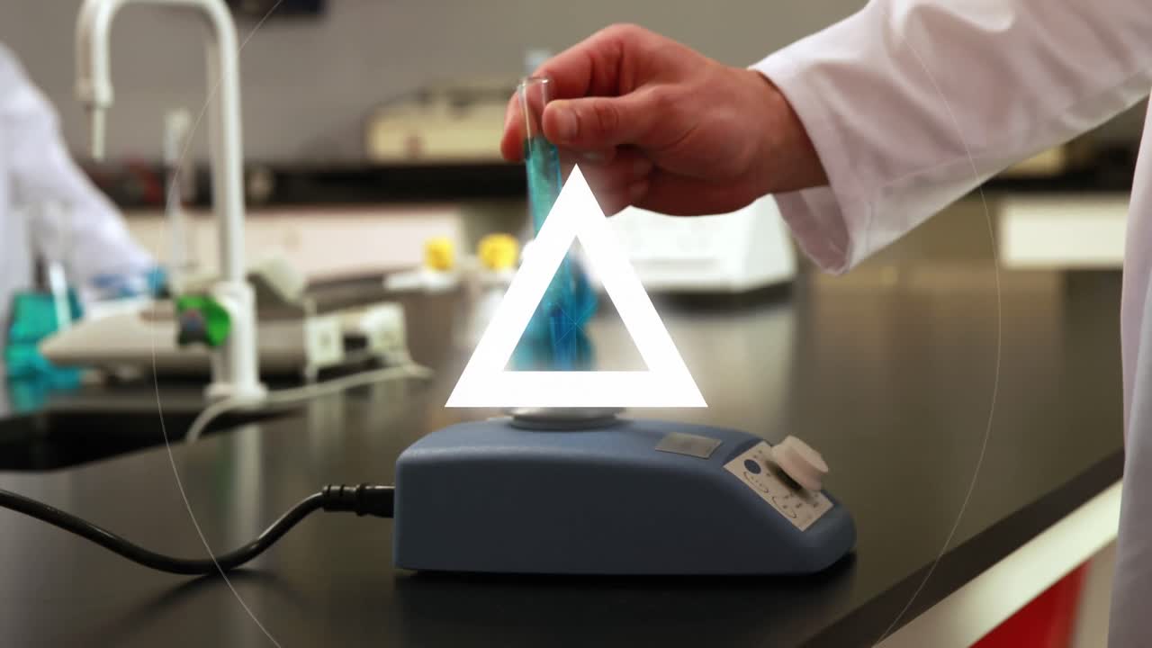 animación del procesamiento de datos sobre un científico caucásico en el laboratorio