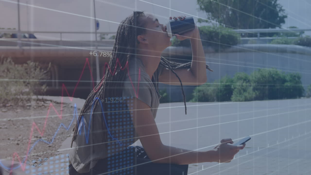 animación del procesamiento de datos sobre un hombre biracial usando un teléfono inteligente