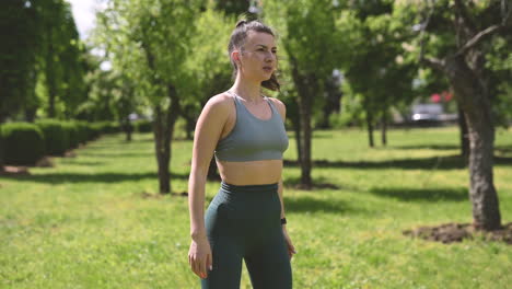 Hermosa-Mujer-Morena-Haciendo-Sentadillas-Con-Salto-En-El-Parque