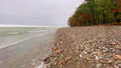 Timelapse-De-La-Orilla-Del-Lago-Erie-En-El-Oeste-De-Nueva-York-Durante-Un-Día-Nublado