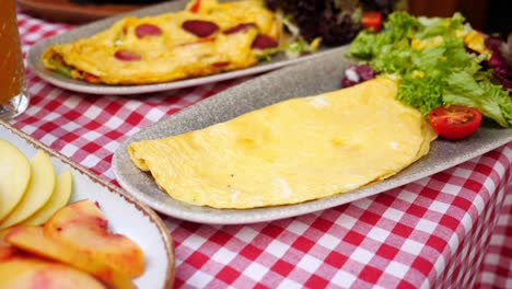 cerca de un delicioso desayuno de tortilla con ensalada y fruta