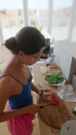 mujer cocinando en la cocina