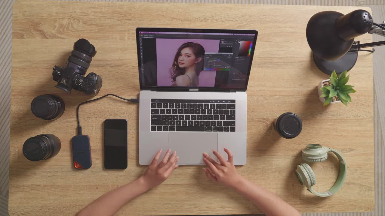 mujer editando fotos en una computadora portátil