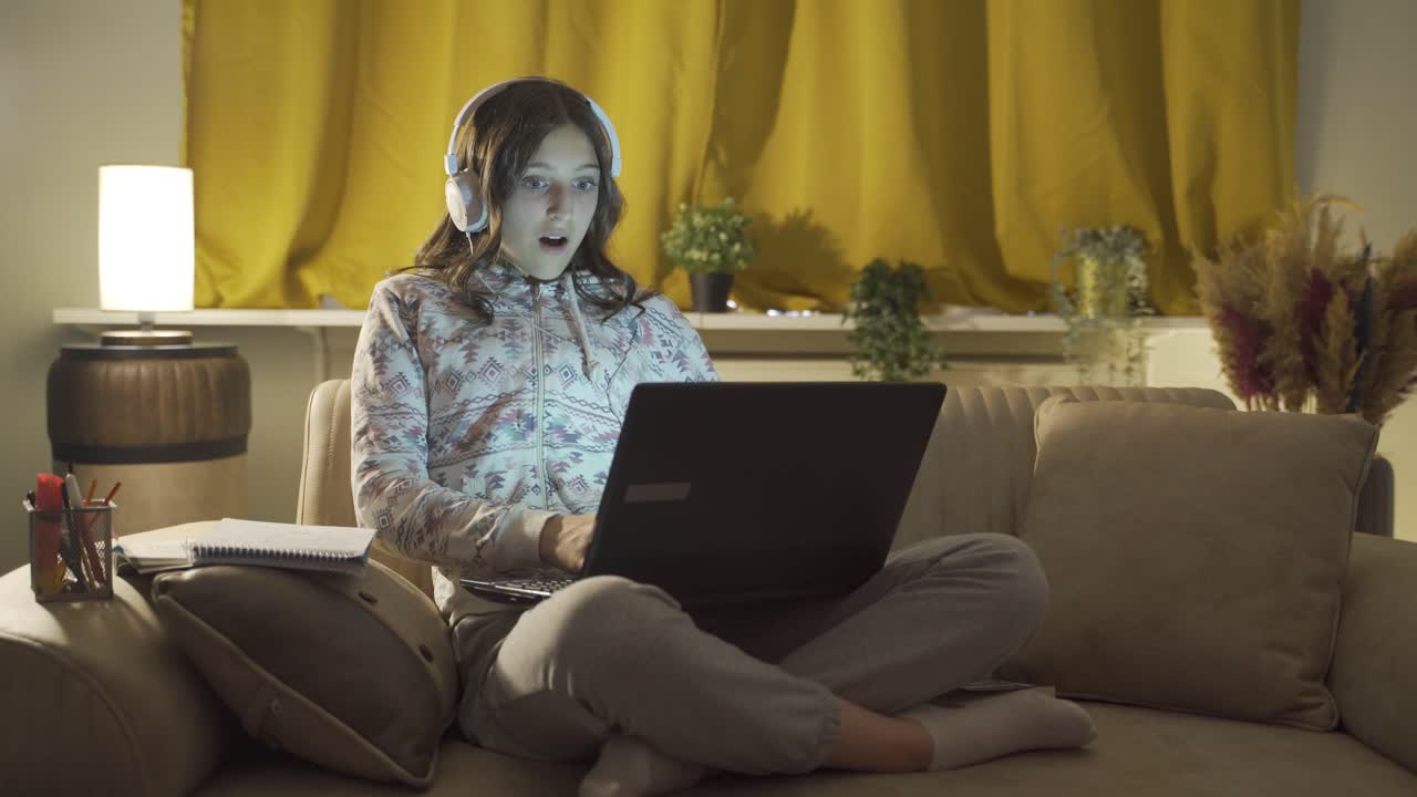 el estudiante mirando la computadora portátil con asombro.
