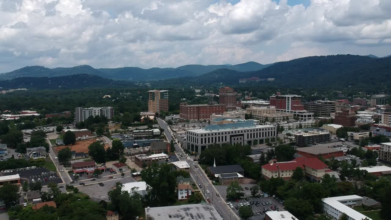 toma de dron del centro de asheville