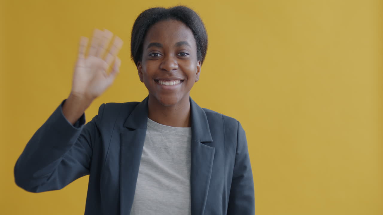 una mujer saludando.