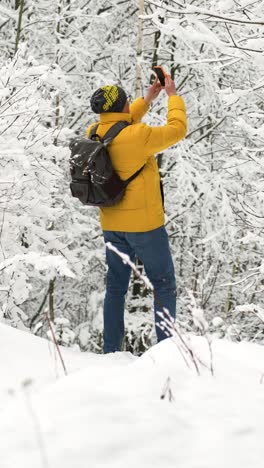 Backpacker-Im-Schnee