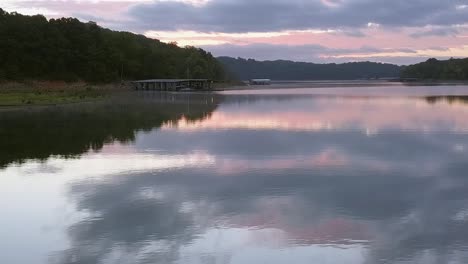 Rote-Himmel,-Die-Sich-Auf-Dem-See-Spiegeln