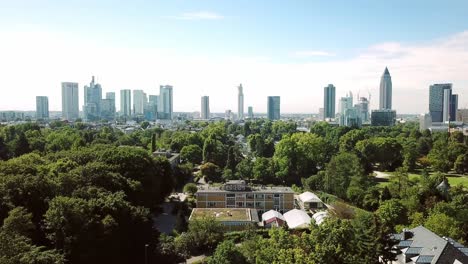 Hochfliegen-Mit-Blick-Auf-Frankfurt-Am-Main,-Deutschland,-Höhe-Gewinnen,-Geschwindigkeit-Bis-200