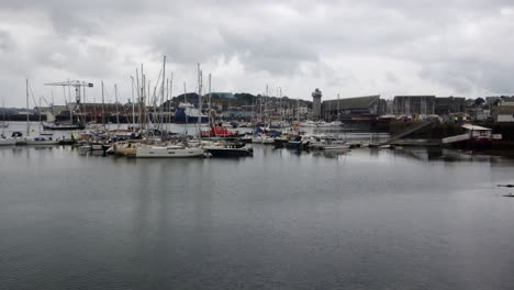 Weitwinkelaufnahme-Des-Yachthafens-Von-Falmouth-Mit-Dem-Hafen-Im-Hintergrund