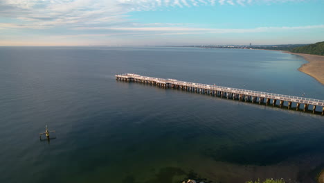 Muelle-En-El-Idílico-Mar-En-Orlowo-Durante-El-Amanecer-En-Gdynia,-Polonia