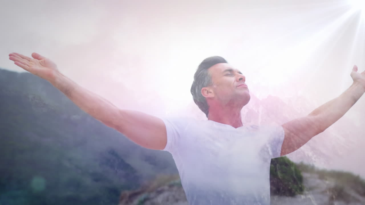 hombre con los brazos abiertos